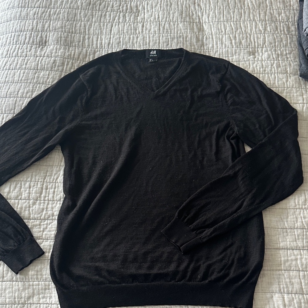H&M Men's V-Neck Sweater in Black
